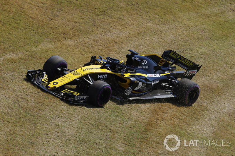 Nico Hulkenberg, Renault Sport F1 Team R.S. 18, runs wide