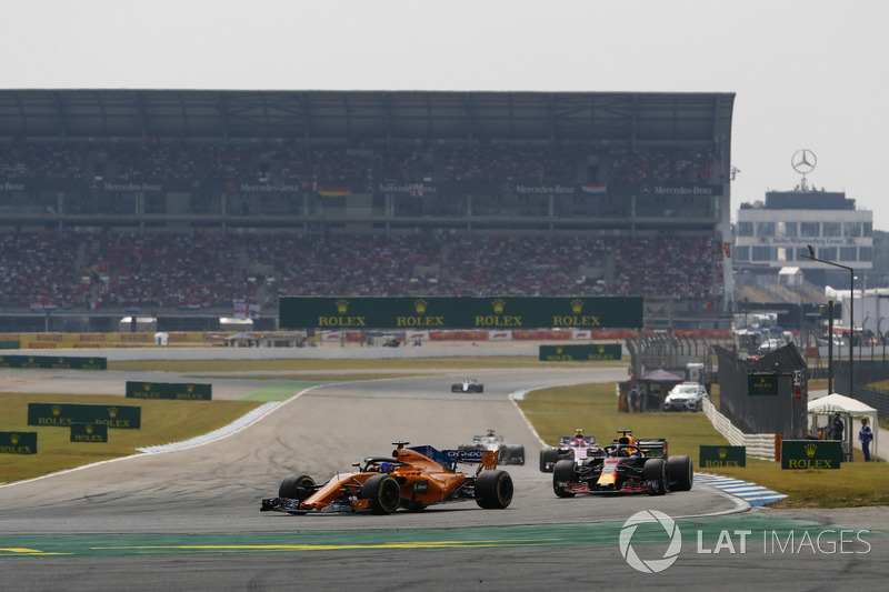 Fernando Alonso, McLaren MCL33, devant Daniel Ricciardo, Red Bull Racing RB14