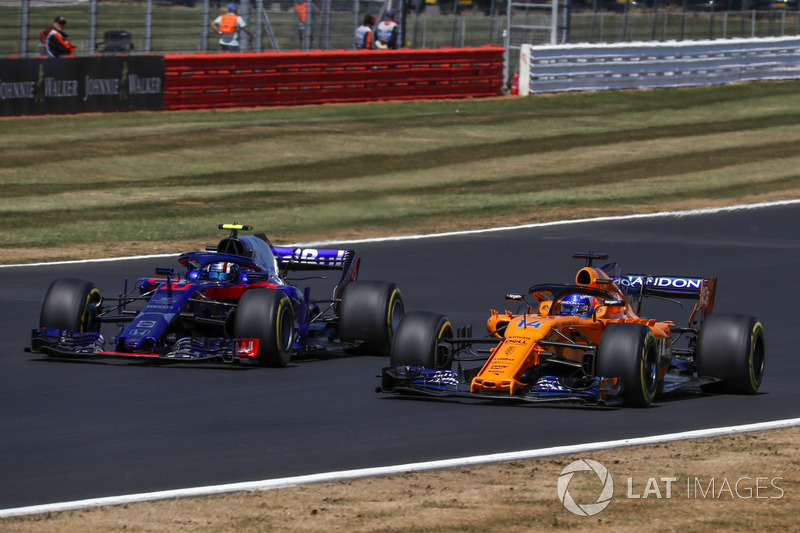 Pierre Gasly, Scuderia Toro Rosso STR13 y Fernando Alonso, McLaren MCL33