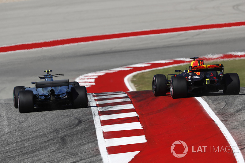 Valtteri Bottas, Mercedes AMG F1 W08, in lotta con Max Verstappen, Red Bull Racing RB13