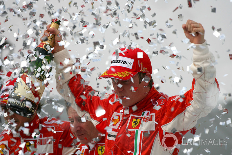 Kimi Raikkonen viert zijn wereldtitel op het podium.