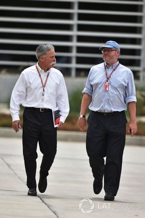 Chase Carey, Chief Executive Officer en voorzitter van de Formula One Group met Joe Saward, Journali