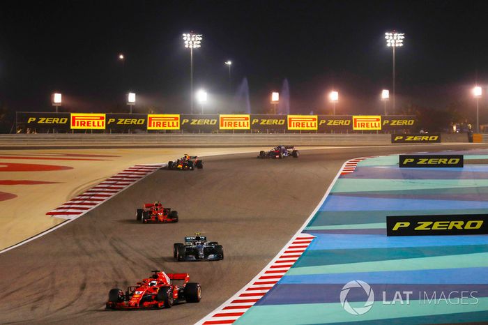 Sebastian Vettel, Ferrari SF71H, Valtteri Bottas, Mercedes AMG F1 W09, Kimi Raikkonen, Ferrari SF71H, Daniel Ricciardo, Red Bull Racing RB14 Tag Heuer, e il resto del gruppo