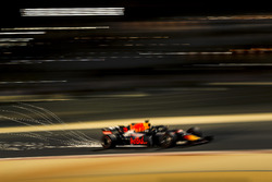 Max Verstappen, Red Bull Racing RB14, fait des étincelles