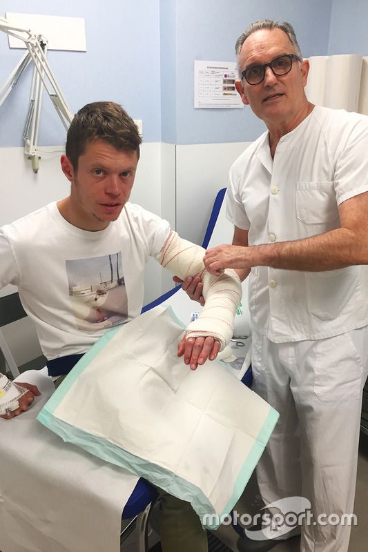 Tito Rabat con los doctores Mir y Charte en el Hospital Universitari Quiron Dexeus de Barcelona