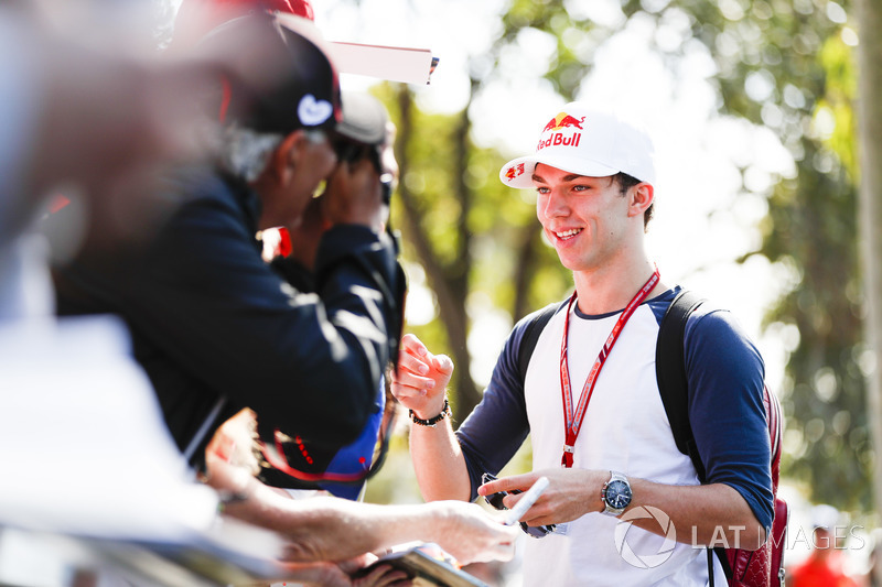 Pierre Gasly, Toro Rosso, firma un autografo