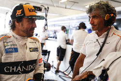 Fernando Alonso, McLaren, talks with engineers