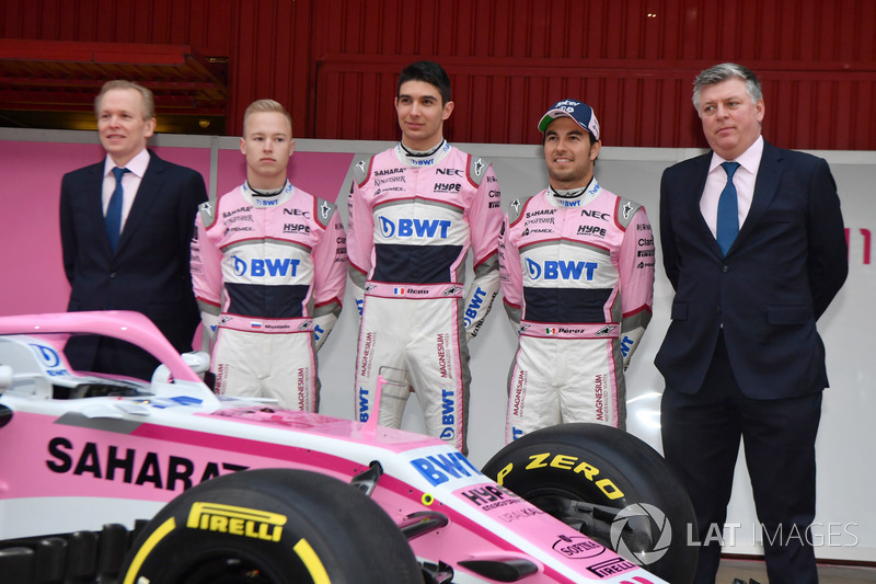 Технический директор Sahara Force India F1 Эндрю Грин, тест-пилот Никита Мазепин, гонщики Эстебан Окон и Серхио перес, руководитель команды Отмар Сафнауэр, автомобиль VJM11