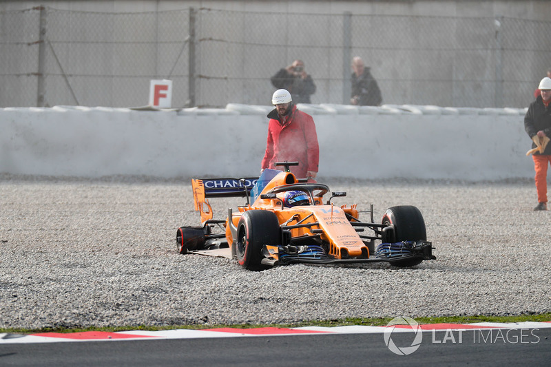 Fernando Alonso, McLaren MCL33 spins into the gravel trap after his rear wheel comes off
