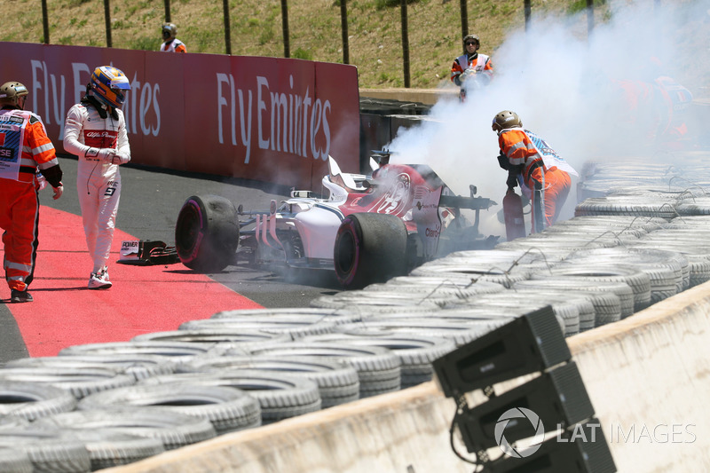 Marcus Ericsson, Sauber C37 crashes in FP1 and catches fire