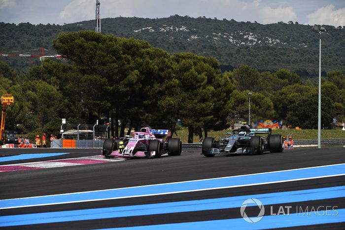Valtteri Bottas, Mercedes-AMG F1 W09 y Sergio Perez, Force India VJM11 battle
