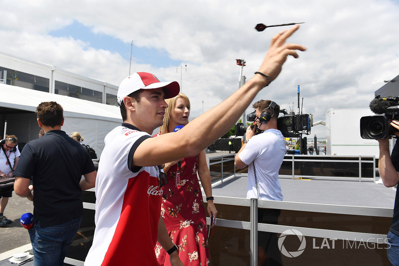 Marcus Ericsson, Sauber plays darts with Sky TV