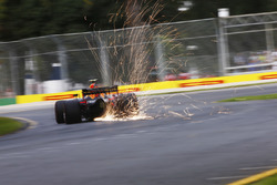 Max Verstappen, Red Bull Racing RB14 Tag Heuer, fait des étincelles
