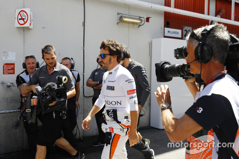 Fernando Alonso, McLaren, regresa al garaje