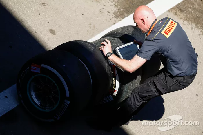Trabajo de los ingenieros de Pirelli en algunos neumáticos