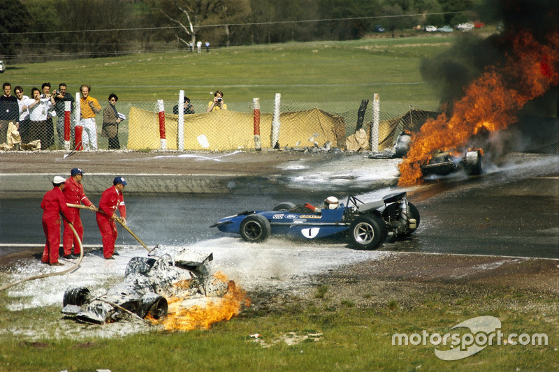 1970 - Jackie Stewart passa pela BRM de Jackie Oliver e a Ferrari de Jacky Ickx