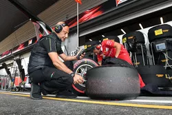 Un ingénieur Pirelli avec des pneus