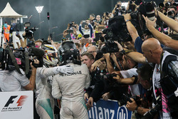 Sieger Lewis Hamilton, Mercedes AMG F1 mit Nico Rosberg, Mercedes AMG F1 im Parc Ferme