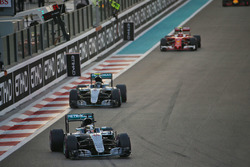 Льюїс Хемілтон, Mercedes AMG F1 W07 Hybrid випереджає товариша по команді Ніко Росберга, Mercedes AM