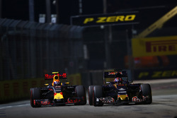 Max Verstappen, Red Bull Racing RB12 vecht met Daniil Kvyat, Toro Rosso STR11
