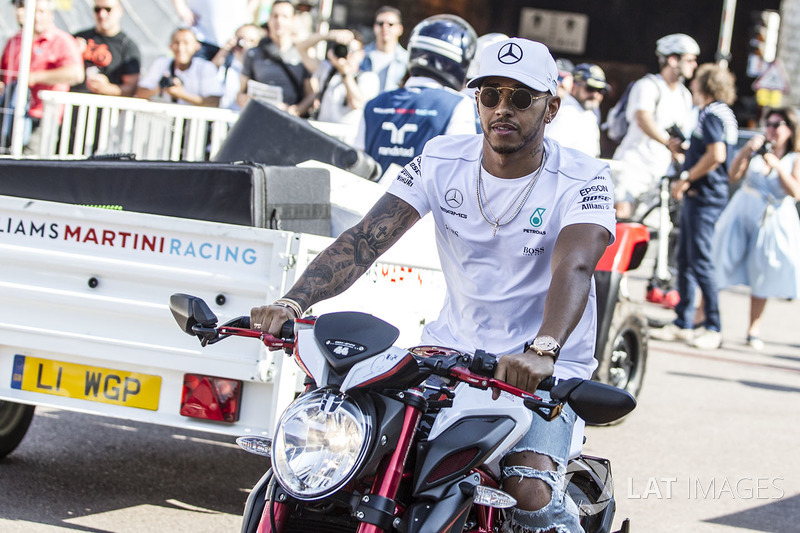 Льюіс Хемілтон, Mercedes AMG F1 на MV Agusta Custom Dragster RR LH44 Superbike