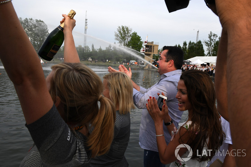 Eric Boullier, McLaren Director de McLaren celebra en la carrera de balsas
