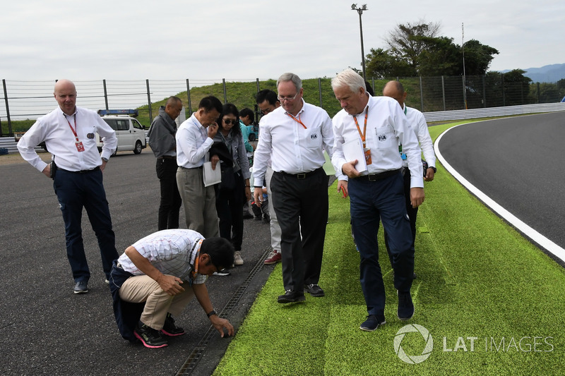 Charlie Whiting, Race Director, FIA, memeriksa drainase