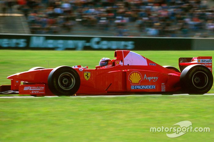 Ferrari en el Gran Premio de Francia de 1997: Ferrari sigue teniendo que ocultar el patrocinio de Marlboro en Francia, y disfrazó el anuncio de la cubierta del motor así...
