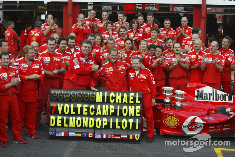 Michael Schumacher, Ferrari F2004 celebra con el equipo Ferrari después de ganar su campeonato mundi