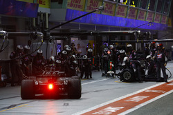Kevin Magnussen, Haas F1 Team VF-17, pit stop action