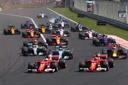 Sebastian Vettel, Ferrari SF70H, precede, Kimi Raikkonen, Ferrari SF70H alla partenza della gara