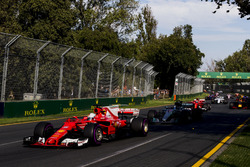 Себастьян Феттель, Ferrari SF70H, и Валттери Боттас, Mercedes AMG F1 W08