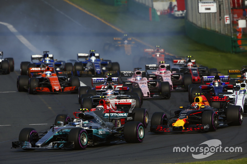 Валттері Боттас, Mercedes AMG F1 W08, попереду Макса Ферстаппена, Red Bull Racing RB13, Кімі Райкконена, Ferrari SF70H, Феліпе Масси, Williams FW40, та решти пелетону на старті
