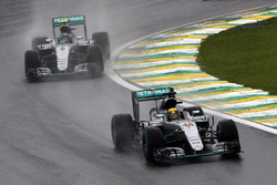 Льюис Хэмилтон, Mercedes AMG F1 W07 Hybrid, и Нико Росберг, Mercedes AMG F1 W07 Hybrid