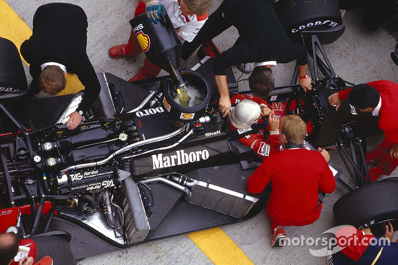 Alain Prost in zijn McLaren MP4/3 TAG Porsche