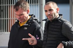 Alan Permane, directeur des opérations pistes Renault Sport F1 Team avec Cyril Abiteboul, directeur général Renault Sport F1