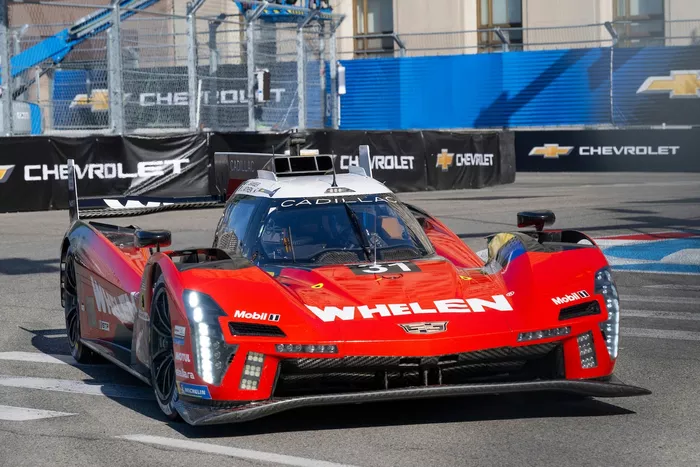 #31 Cadillac Whelen Cadillac V-Series.R: Jack Aitken, Earl Bamber