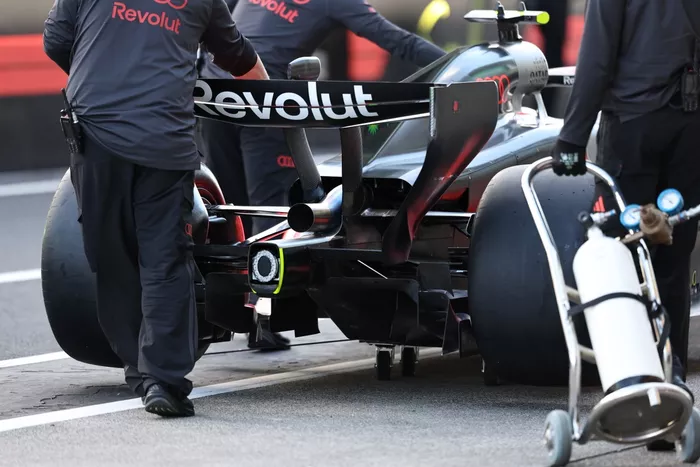 تفاصيل سيارة Audi R26