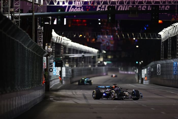 Fernando Alonso, Aston Martin Racing, Alexander Albon, Williams