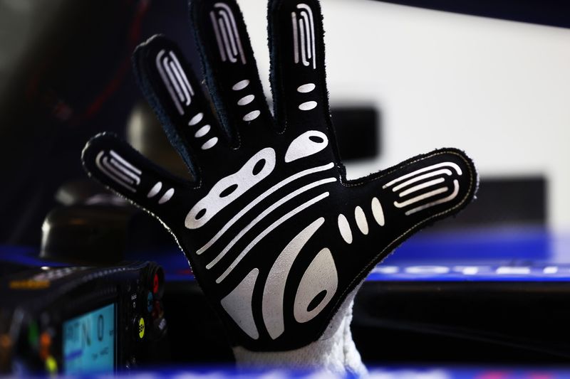 Vista detallada de un guante de conductor