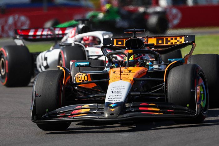 Oscar Piastri, McLaren, Esteban Ocon, Haas F1 Team