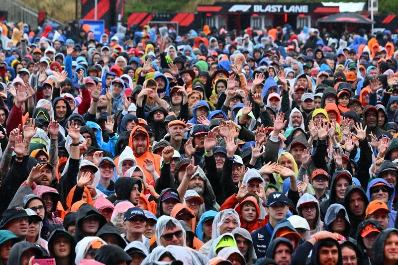 Les fans se sont rassemblés devant la scène