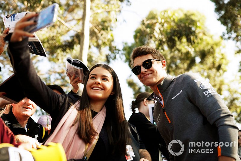 Lando Norris, McLaren firma un autógrafo para un fan