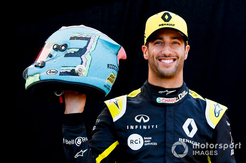 Daniel Ricciardo, Renault F1 Team, con il suo casco