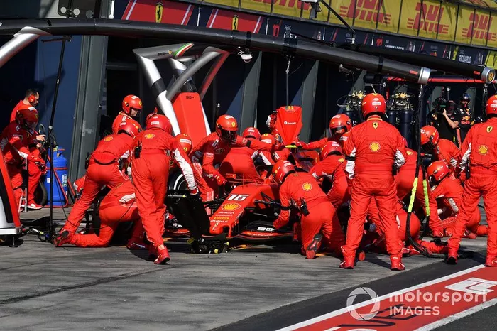 Charles Leclerc, Ferrari SF90, effettua la sosta