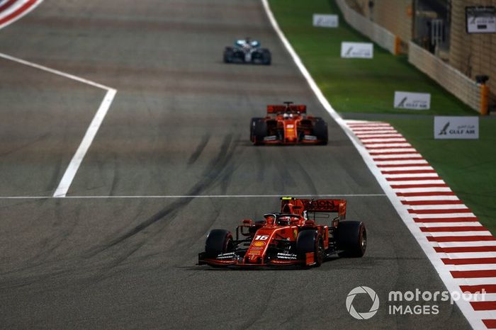 Charles Leclerc, Ferrari SF90, precede Sebastian Vettel, Ferrari SF90, e Lewis Hamilton, Mercedes AMG F1 W10