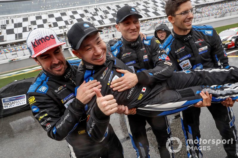 #10 Wayne Taylor Racing Cadillac DPi: Renger Van Der Zande, Jordan Taylor, Fernando Alonso, Kamui Kobayashi, fêtent la victoire