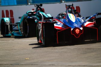 Jérôme d'Ambrosio, Mahindra Racing, M5 Electro follows Nelson Piquet Jr., Jaguar Racing, Jaguar I-Type 3