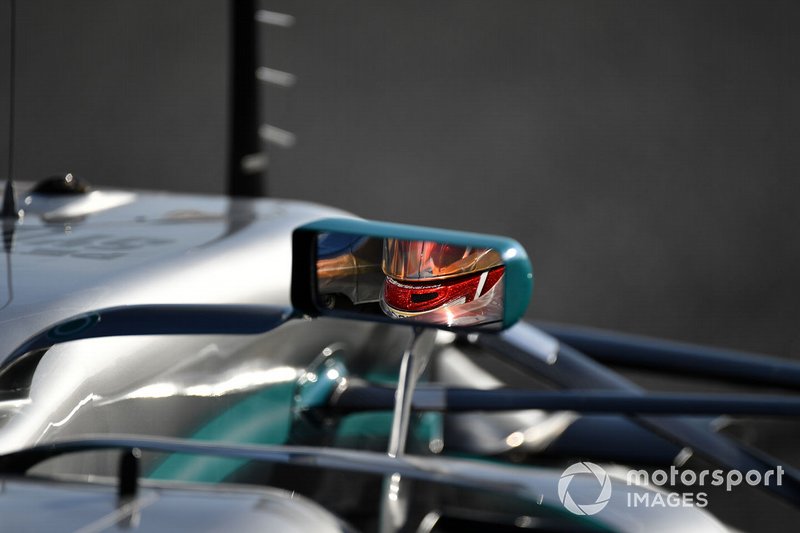Il riflesso di Lewis Hamilton, Mercedes-AMG F1 W10 EQ Power+ nello specchietto della sua monoposto