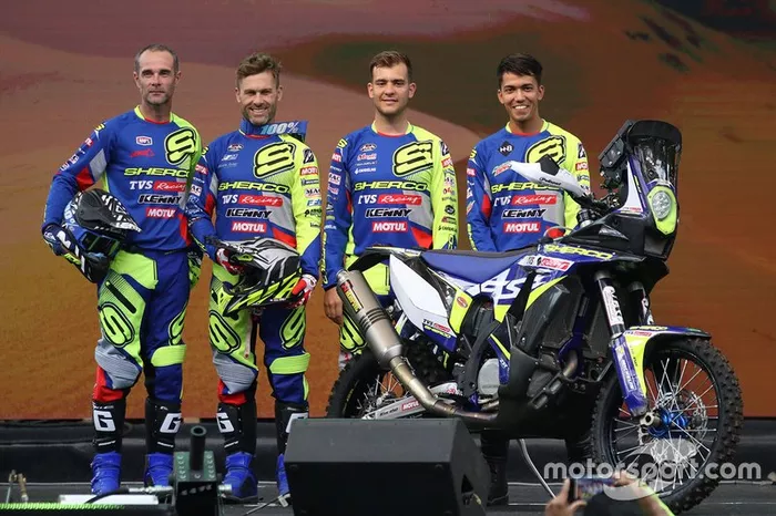 #24 Lorenzo Santolino, Sherco TVS Rally Factory Team (2º por la derecha)